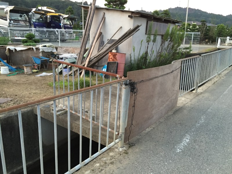 古江町の水路上